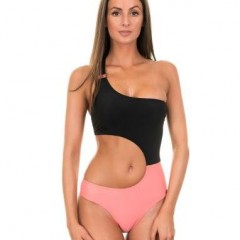 Monokini: swimwear between subtlety and voluptuousness